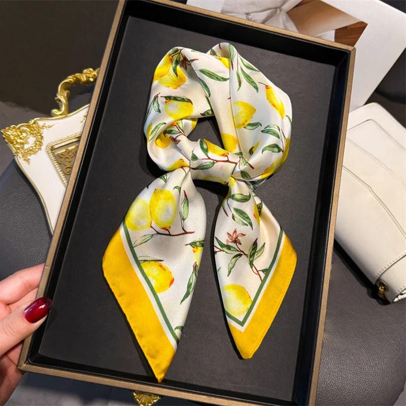 70cm Square Lemon Print Yellow - Ascot Neck Scarf recension och pris