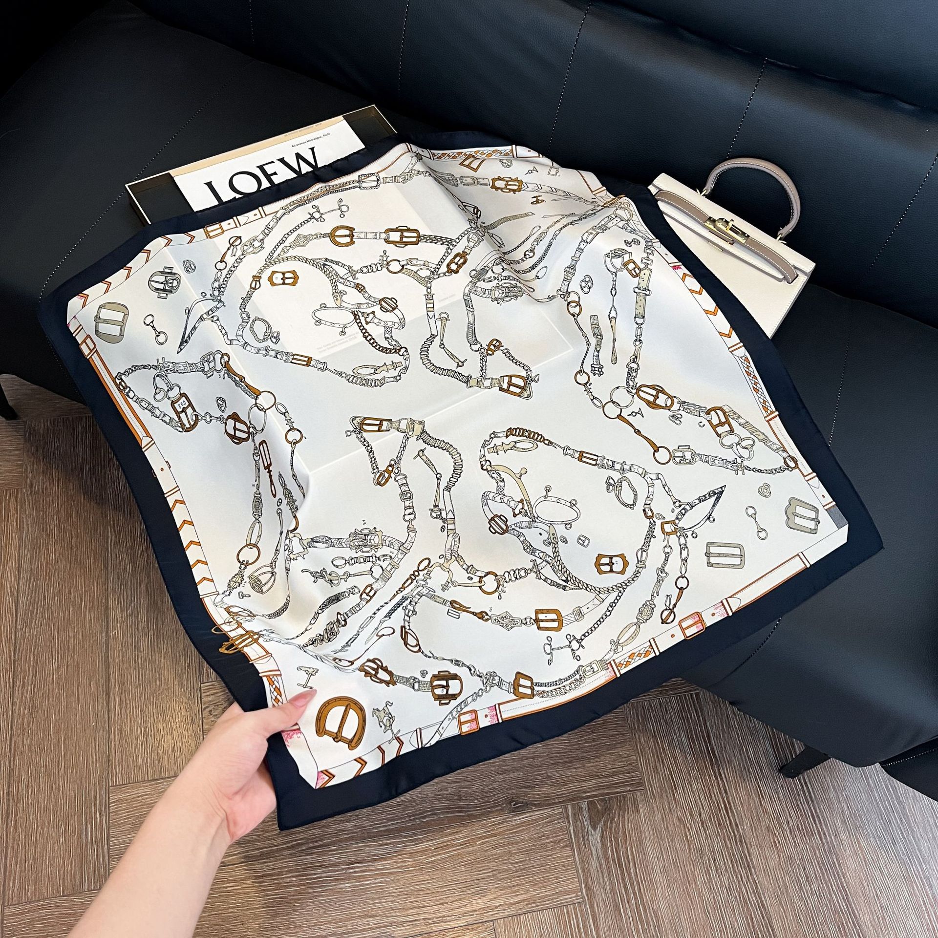 Luxury Brand Chain Print Small - Scarf Silk Square recension och pris